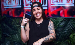 DJ Carol Favaro amplia atuação internacional com projetos voltados ao entretenimento brasileiro em Orlando