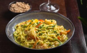 Receita com camarão e farofa transforma improviso familiar em tradição gastronômica em SC