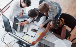 IA, neuroliderança e engajamento: a tecnologia pode aproximar pessoas, desde que a liderança não se afaste delas