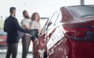 Vendas de carros 0km e seminovos seguem em alta, mas queda na rotatividade acende alerta para concessionárias