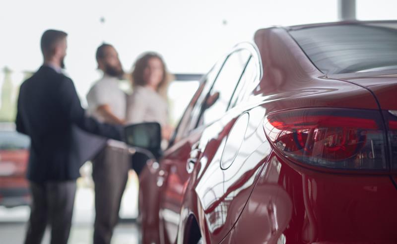 Vendas de carros 0km e seminovos seguem em alta, mas queda na rotatividade acende alerta para concessionárias