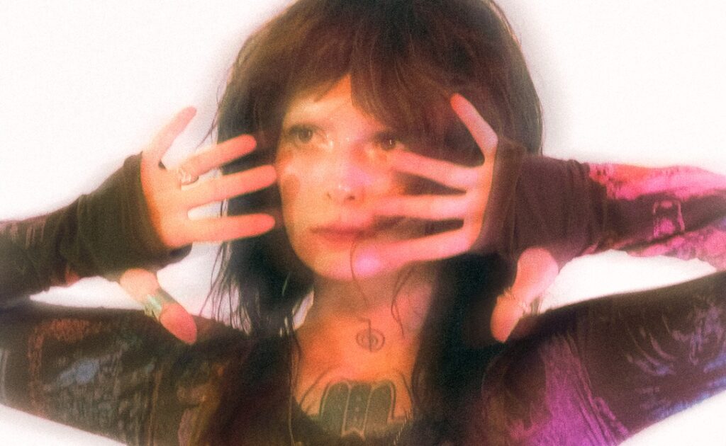 Luapsy tem “glitch divino” no álbum-sonho Anjobaby777