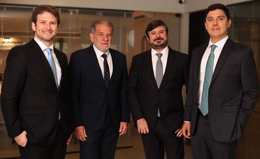 Loyo, Moutinho, Luzes e Cisneiros Sociedade de Advogados dá início às operações em todo o território nacional Tiago Cisneiros, Luiz Mário Moutinho, João Loyo e Cristiano Luzes