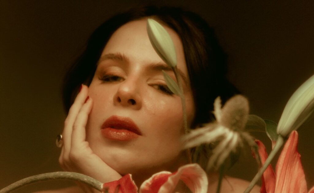 Mariana Volker leva tour de “Feitiço” para Porto Alegre, Belo Horizonte, Rio de Janeiro e São Paulo