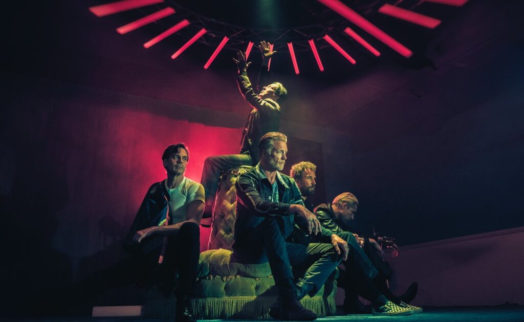 Queens of the Stone Age lança o novo single e clipe “Where the Goth Girls At?”