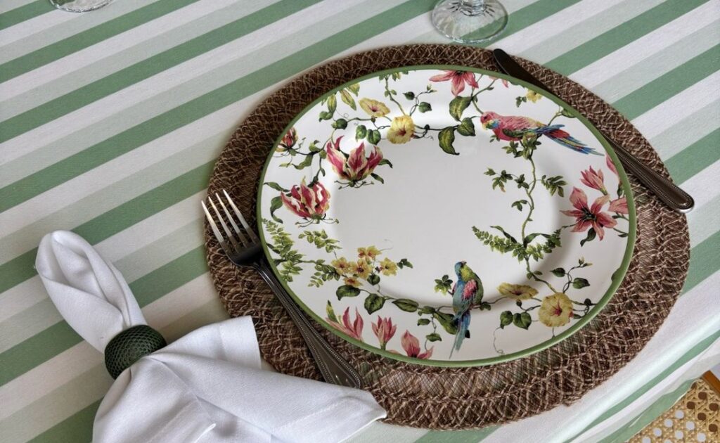 A estampa da toalha pode ser o começo de uma mesa bem composta