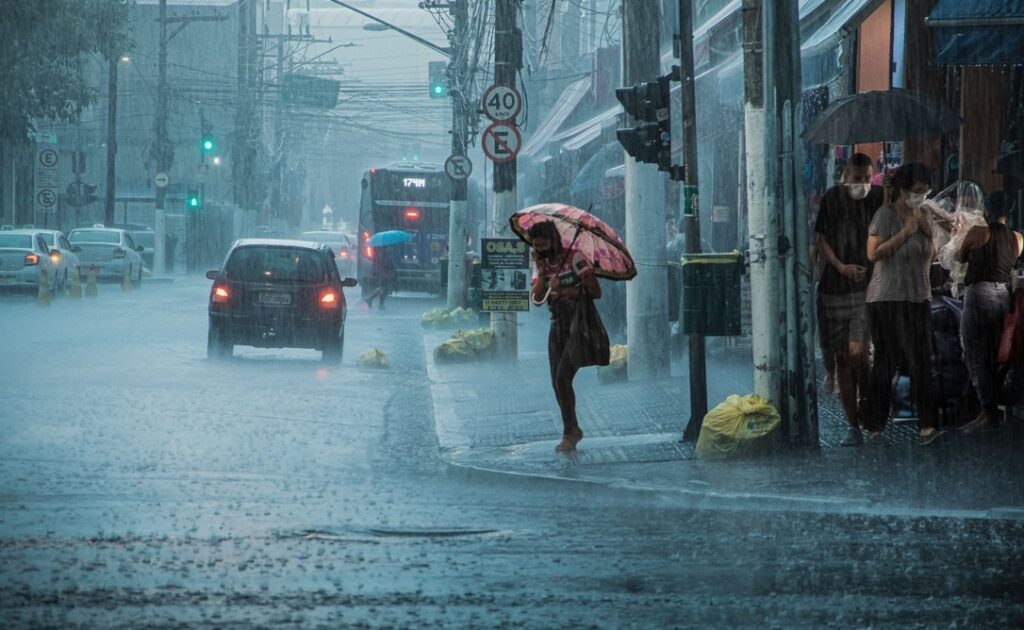 Chuvas intensas reforçam a importância de proteger casas, veículos e vidas