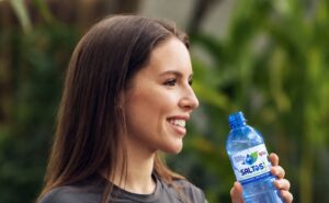 Agua mineral saltos: Empresário Clair da Silveira Savino prospecta inovações e tendências nos Estados Unidos