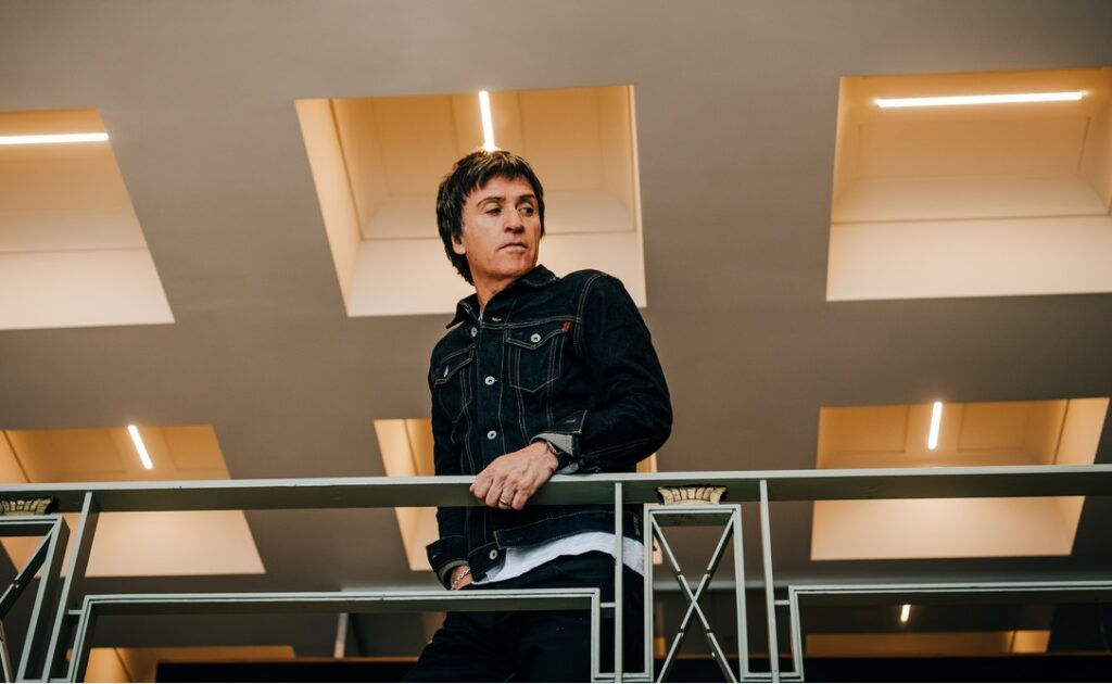 Johnny Marr lança o seu quinto álbum de estúdio, ‘The Age Of Everything’