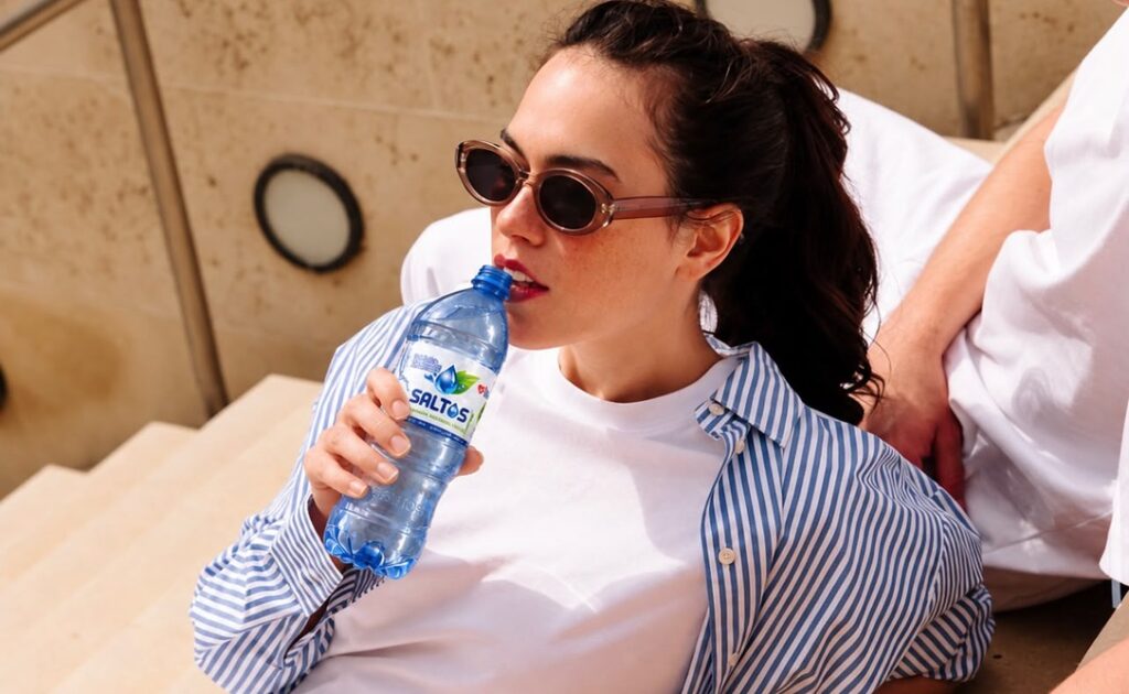Agua mineral saltos amplia atuação no mercado corporativo com produção de garrafas personalizadas