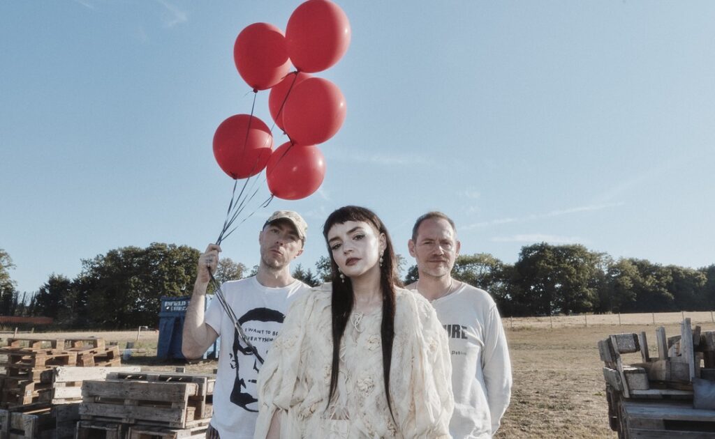 CHVRCHES revela nova single “Overthinker”
